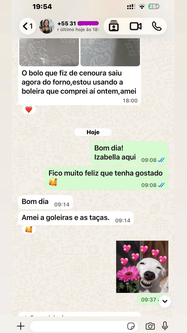 Print de WhatsApp: cliente mostrando um bolo de cenoura feito na boleira comprada na loja, com a mensagem de agradecimento.